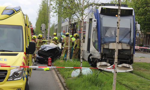 28 april Twee gewonden bij flinke aanrijding met tram Waldeck Pyrmontkade Den Haag
