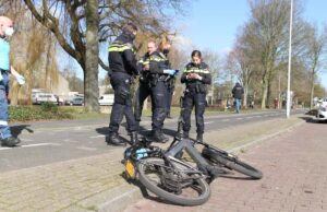 Brommerrijder gewond na aanrijding met auto Monseigneur van Steelaan Voorburg