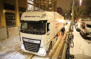 Vrachtwagenchauffeur rijdt zich vast op trambaan Monstersestraat Den Haag