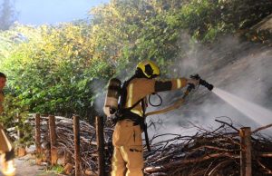 Flinke rookontwikkeling door brandje onder viaduct Rijksstraatweg Delfgauw
