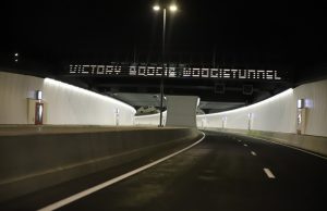 Rotterdamsebaan in Den Haag eindelijk geopend, eerste auto’s rijden door de tunnel