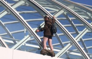 Verwarde man zorgt voor flinke consternatie Centraal Station Den Haag