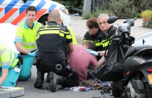Scooterrijder gewond bij zware aanrijding met auto Kerkstraat Kwintsheul