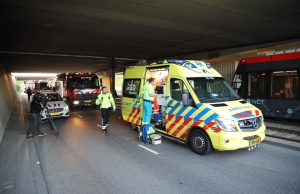 Auto vliegt uit de bocht en komt tot stilstand tegen pilaar Laan Van Hoornwijck Den Haag