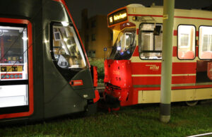 Gewonde na aanrijding tussen twee trams Middenweg Den Haag