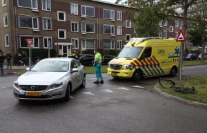 Fietser gewond na zware aanrijding met auto Van Foreestweg Delft