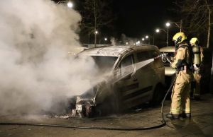 Bestelbusje gaat volledig in vlammen op Laan van Poot Den Haag