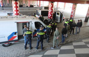 32 voetbalsupporters aangehouden bij Ikea Olof Palmestraat Delft