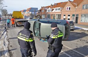 Auto op z’n kant na eenzijdig ongeval Woudseweg Den Hoorn
