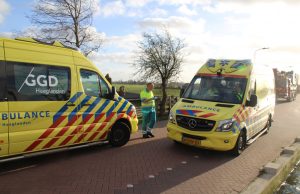 Auto te water na aanrijding Stompwijkseweg Leidschendam