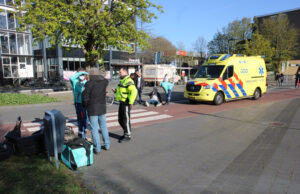 Schade na ongeval tussen bromfiets en fietser Papsouwselaan Delft