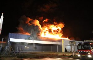Brandweer Haaglanden assisteert bij zeer grote brand in ijzerwarenhandel Marconistraat Gouda