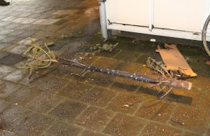 Kerstboom in brand gestoken in hal van appartementencomplex Teding van Berkhoutlaan Delft