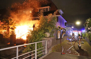 Brandweer blust felle brand aan achterzijde van woning Oostergosingel Den Haag