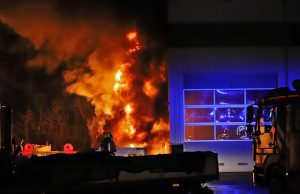 Busje van gemeente vliegt in brand Vulcanusweg Delft