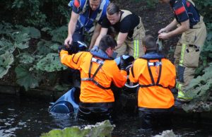 Brandweer haalt gestolen scooter uit sloot Jan Willem Kempffpad Den Haag