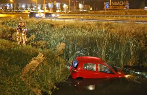 Bestuurder vliegt uit bocht en belandt in water A13 Rijswijk