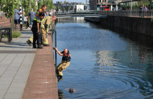 Brandweer rukt uit voor persoon te water bij Station Delft Houttuinen Delft