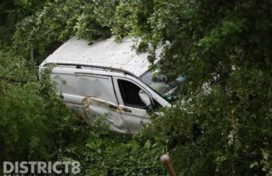 Bestelbus bijna te water na ongeval Oostpoortweg Delft