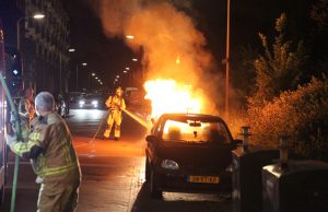 Geparkeerde auto in brand gestoken Middachtenweg Den Haag