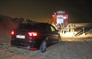 Oeps! Duitse auto rijdt zich vast op Scheveningse strand Den Haag