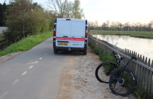 Schade na ongeval tussen wielrenner en busje Groeneveld De Lier