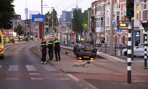 29 juni Auto beland op zijn kop na flink ongeval Rijswijkseplein Den Haag
