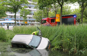 Automobilist raakt van de weg en komt in de sloot terecht Van Foreestweg Delft