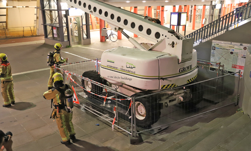 30 juni Hoogwerker lekt liters diesel bij station Ypenburg Ypenburgse Stationsweg Den Haag