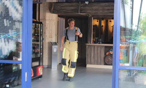 7 juli Meisje bekneld tussen bankje van omkleedhokje in zwembad Madeweg Monster