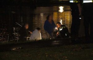 Vrouw uit kanaal gered door omstanders Trekweg Den Haag