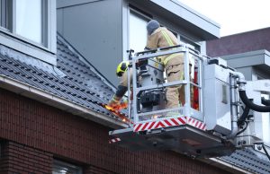 Brandweer rukt uit voor dakbrand Woensdrechthof Nootdorp