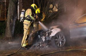 Geparkeerde auto total loss door brand Broekmolenweg Rijswijk