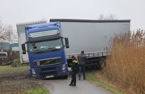Vrachtwagenchauffeur komt vast te zitten op fiets/voetpad Harnaskade Den Hoorn