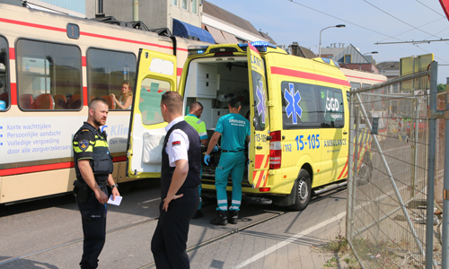 29 mei Flinke schade bij aanrijding tussen motor en personenauto Phoenixstraat Delft
