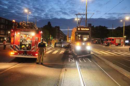21 augustus Gewonde na flinke aanrijding tussen auto en tram Goeverneurlaan Den Haag