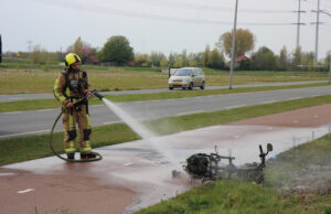 (Motor)scooter vliegt in brand na valpartij Harnaschdreef Den Hoorn