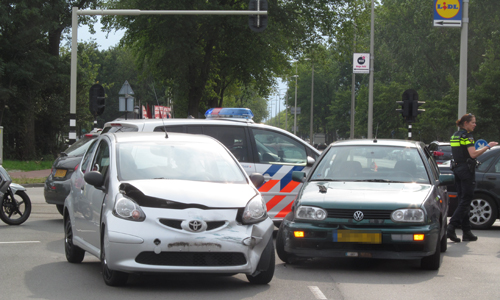 23 augustus Flinke schade na aanrijding tussen 2 voertuigen Erasmusweg Den Haag