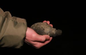 Handgranaat uit tweede wereldoorlog gevonden door magneetvissers Pieter Hendrikstraat Delft