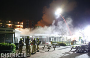 Veel rookontwikkeling bij brand in sportkantine; brandweer schaalt op naar middelbrand Erasmusweg Den Haag