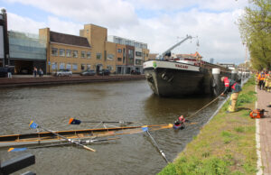 Aanvaring tussen binnenvaartschip en roeiboot Hoekweg Voorburg