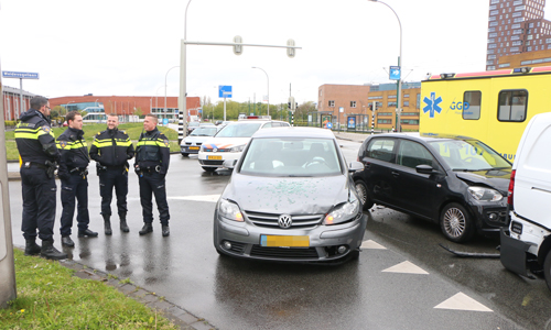 25 april Veel schade bij kop-staart aanrijding tussen vier voertuigen Laan van Nootdorp Den Haag