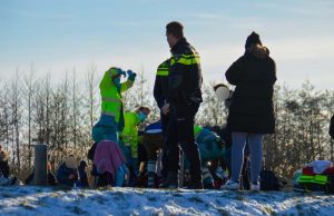 Schaatser komt hard ten val op natuurijs en raakt gewond Trekkadepad Maasland
