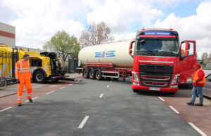 Vrachtwagenchauffeur ramt geparkeerde auto in bocht Schieweg Delft