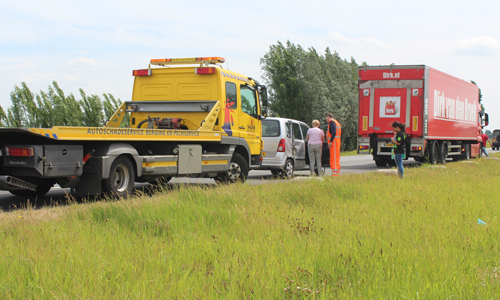 8 juni Schade na aanrijding tussen vrachtwagen en personenauto Provincialeweg-N219 Zevenhuizen