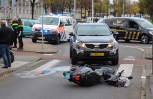 Schade bij ongeval tussen auto en snorscooter Fruitweg Den Haag