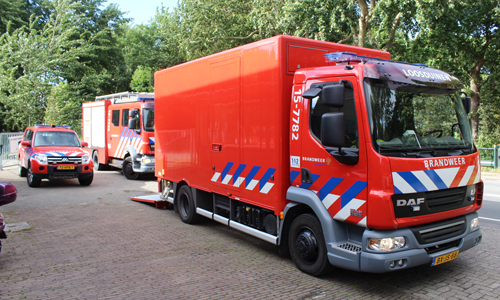 9 mei Agenten overmeesteren verwarde vrouw op dak sporthal Fenny ten Boschstraat Den Haag