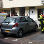 Poes vast onder motorkap Raamstraat