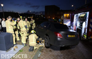 Fietsster belandt onder afslaande auto Molensloot Den Hoorn