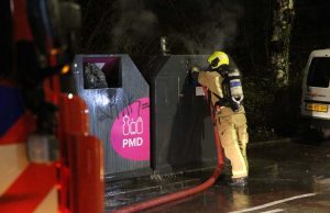 Straat vol met rook door brand in papiercontainer Jan de Oudeweg Delft